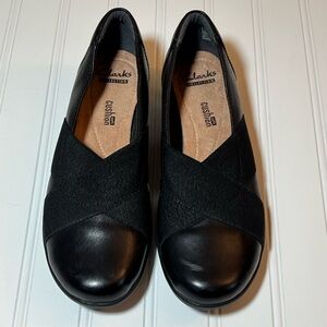 Clarks Women's Size 7M Black Flats with Crossed Design